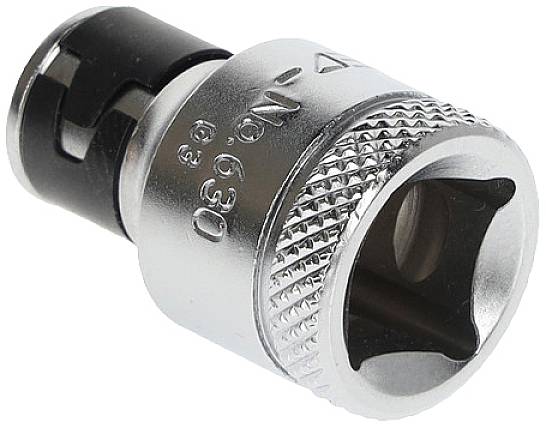 Metallischer Steckschlüsselaufsatz mit Riffelung für besseren Halt, zylindrische Form und quadratische Öffnung zum Drehen von Schrauben.