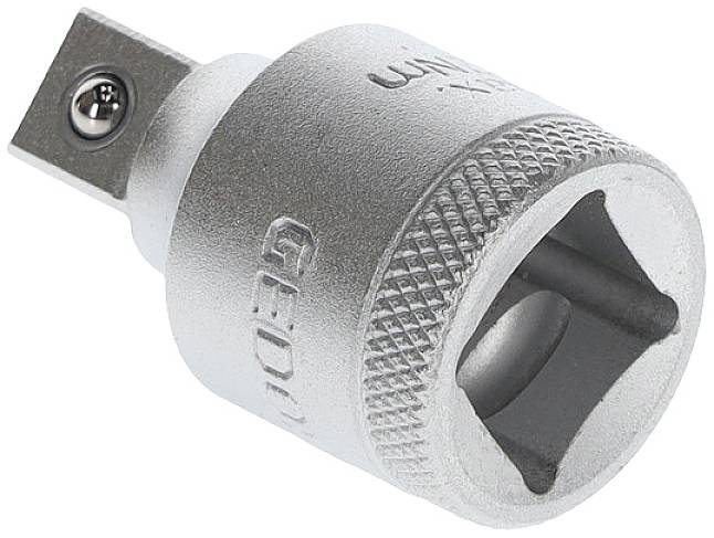 Silberner Stecknussadapter aus Metall mit quadratischer und runder Aufnahme, typisches Werkzeugzubehör.