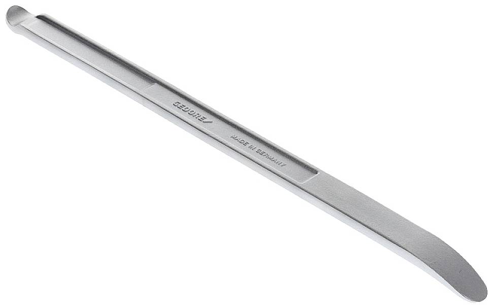 Brieföffner aus Metall mit Gravur, liegend, schräg dargestellt.