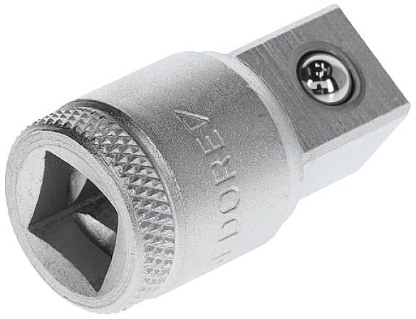 Ein quadratischer Adapter mit geriffeltem Rand aus Metall, geeignet für Steckschlüssel, mit Einstecköffnung und Verriegelungsmechanismus.