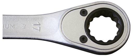 Eine Nahaufnahme eines metallischen Knarren-Schraubenschlüssels, die den Zahnmechanismus im Inneren der Aufnahme zeigt und sein Design und seine Funktionalität hervorhebt.