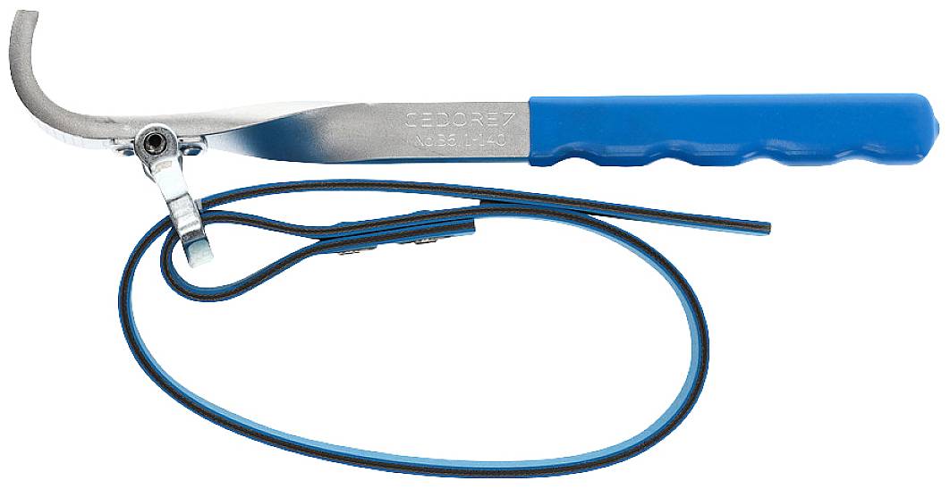 Ein blauer Ölfilterschlüssel mit gummiertem Griff und verstellbarem Metallband, verwendet zum Entfernen von Ölfiltern in Fahrzeugen.
