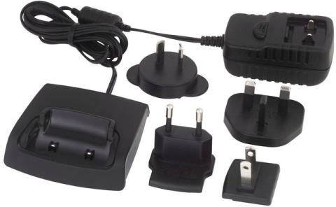 Verschiedene Adapterstecker und ein Ladegerät, geeignet für internationale Steckdosen.