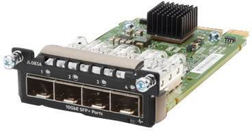 Eine Computer-Netzwerkkarte mit vier 10GbE SFP+ Ports, montiert auf einer grünen Leiterplatte mit einem Kühlkörper.