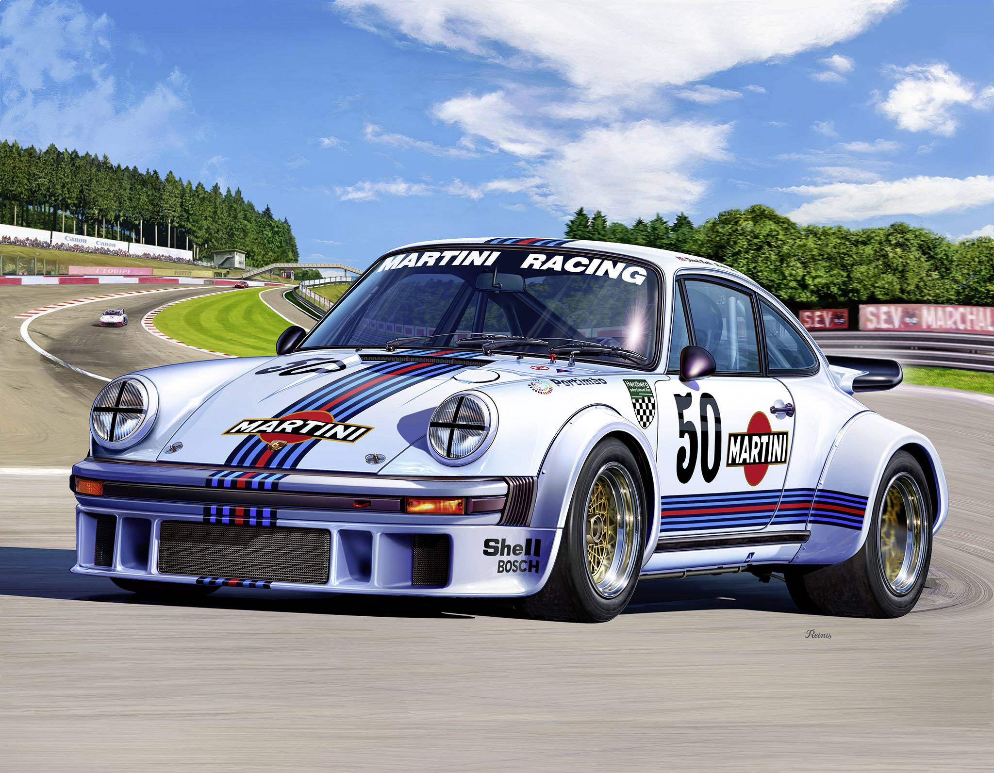 Ein weißer Rennwagen mit der Nummer 50 fährt auf einer Rennstrecke. Er trägt 'Martini Racing'-Logos und ist von grünen Bäumen umgeben.