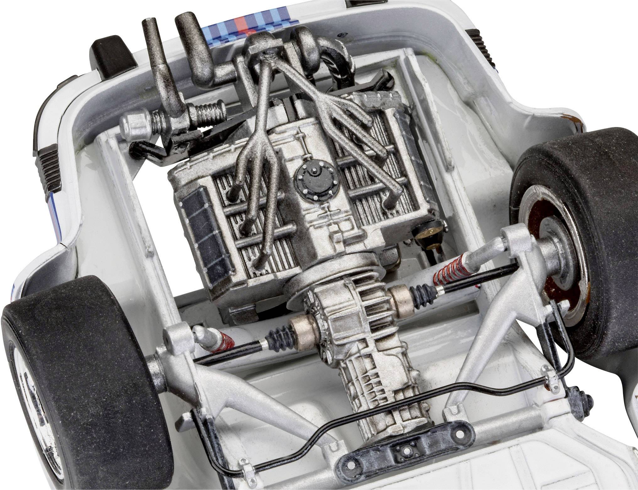 Ein Modellauto von unten zeigt komplexe Details des Motors und der Hinterradaufhängung.