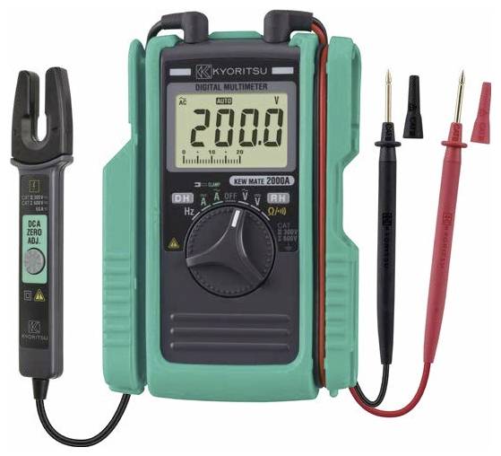 Digitales Multimeter mit grünem Schutzgehäuse, Messleitungen und Stromzangensensor; das Display zeigt 200,0 an und das Einstellrad ist mittig auf der Frontplatte positioniert.