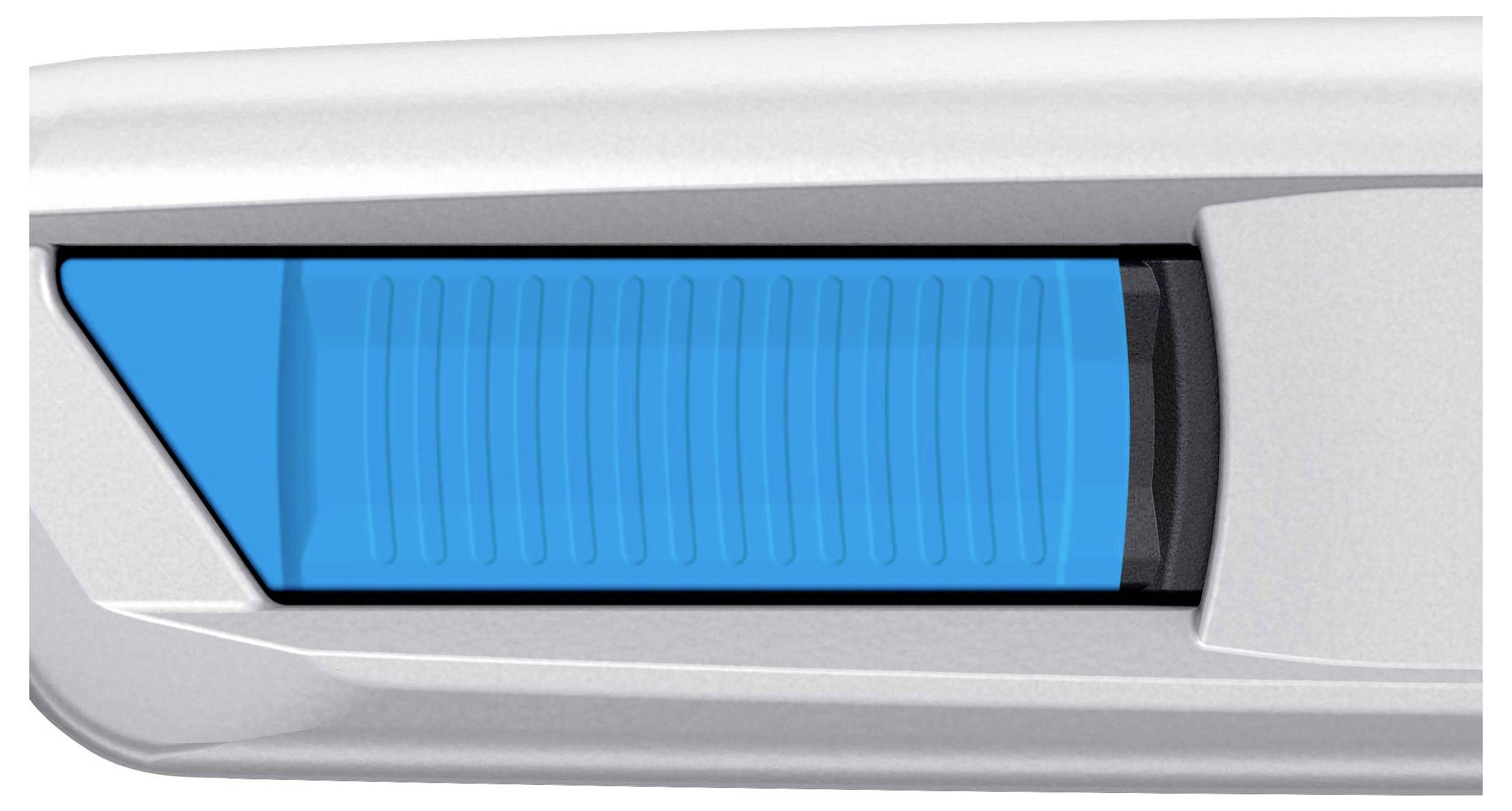 Ein silberner USB-Stick mit einer leuchtend blauen, transparenten Kappe, die den Anschluss schützt.