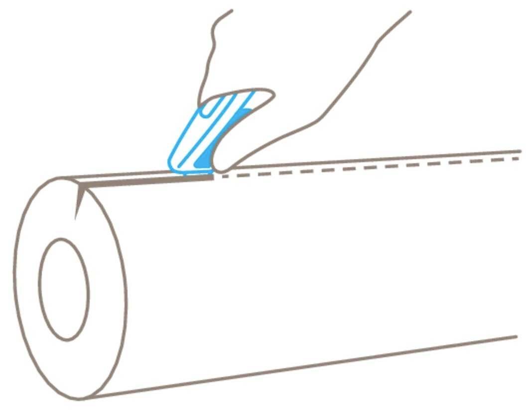 Eine Hand zieht mit einem Streifen einen geraden Schnitt entlang der Perforation einer Papierrolle.