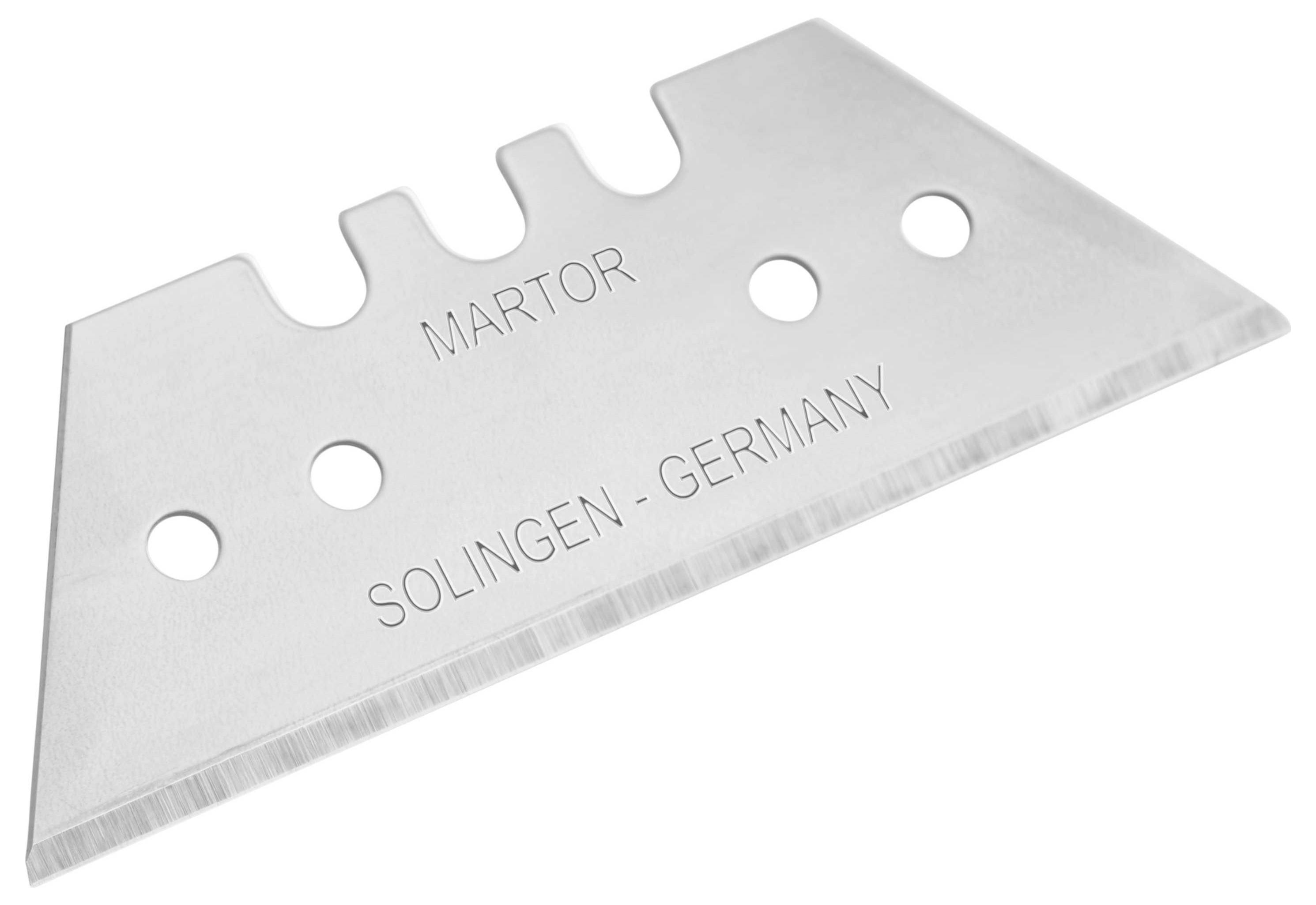 Ein silbernes Rasierklingenmesser mit der Aufschrift 'Martor Solingen - Germany' und drei runden Löchern.