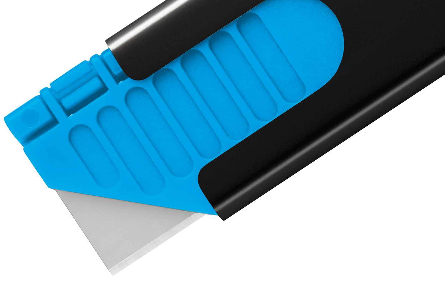 Nahaufnahme eines blauen Cutter-Messers mit schwarzem Griff. Die scharfe Klinge ist zum Schneiden geeignet.