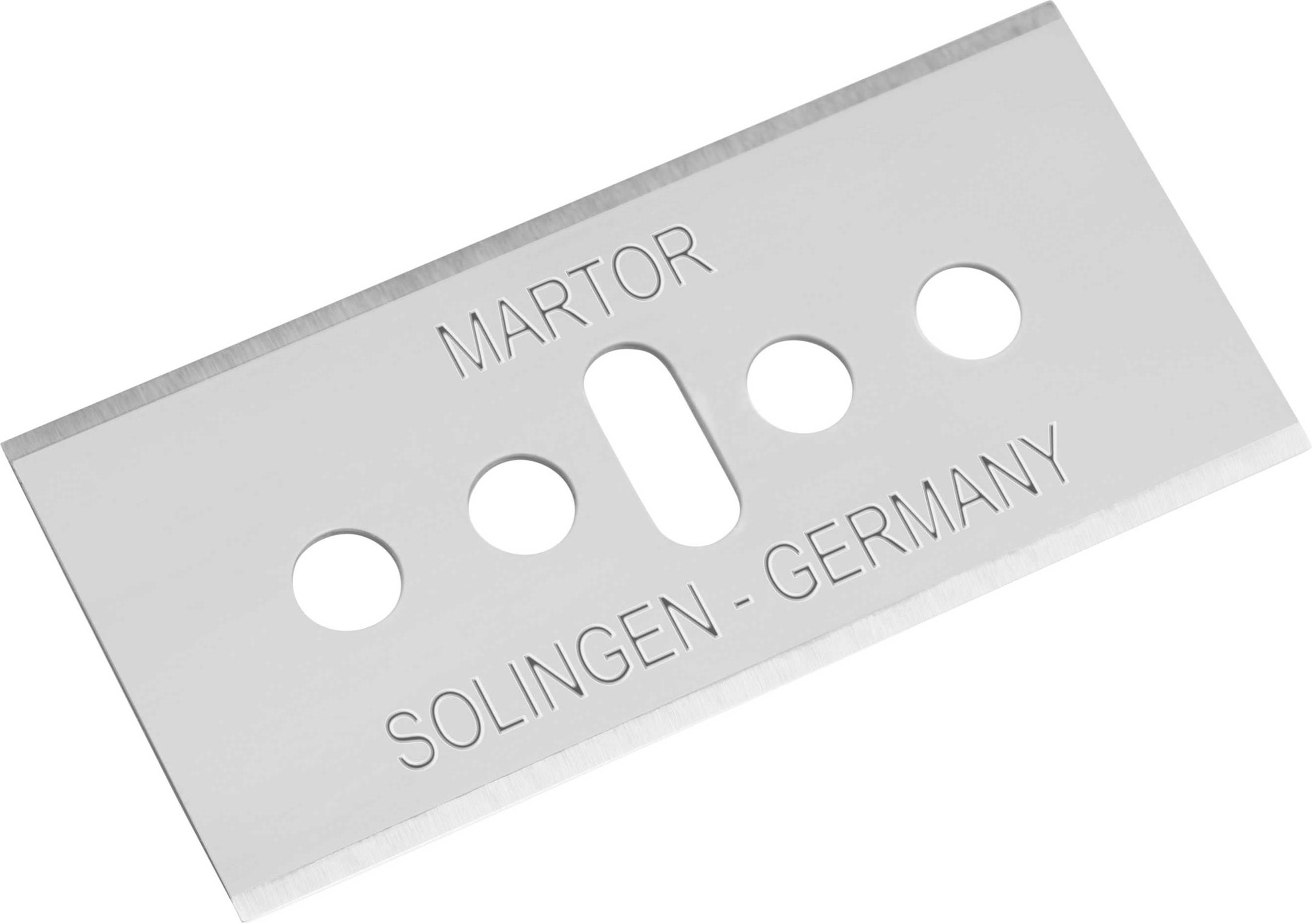 Flache Sicherheitsklinge aus Metall mit der Aufschrift 'Martor Solingen - Germany', zeigt vier runde Löcher und einen ovalen Schlitz.