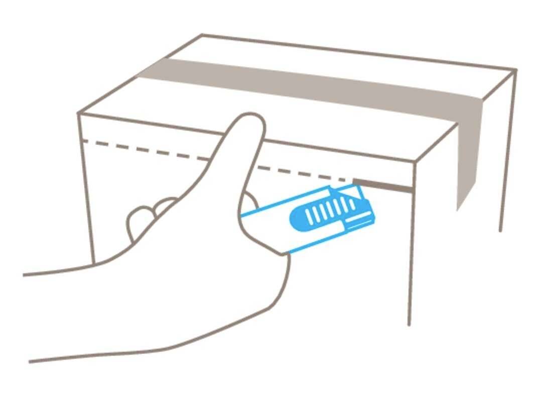 Eine Hand schneidet mit einem blauen Cutter-Messer eine Klebebandlinie auf einem Karton.