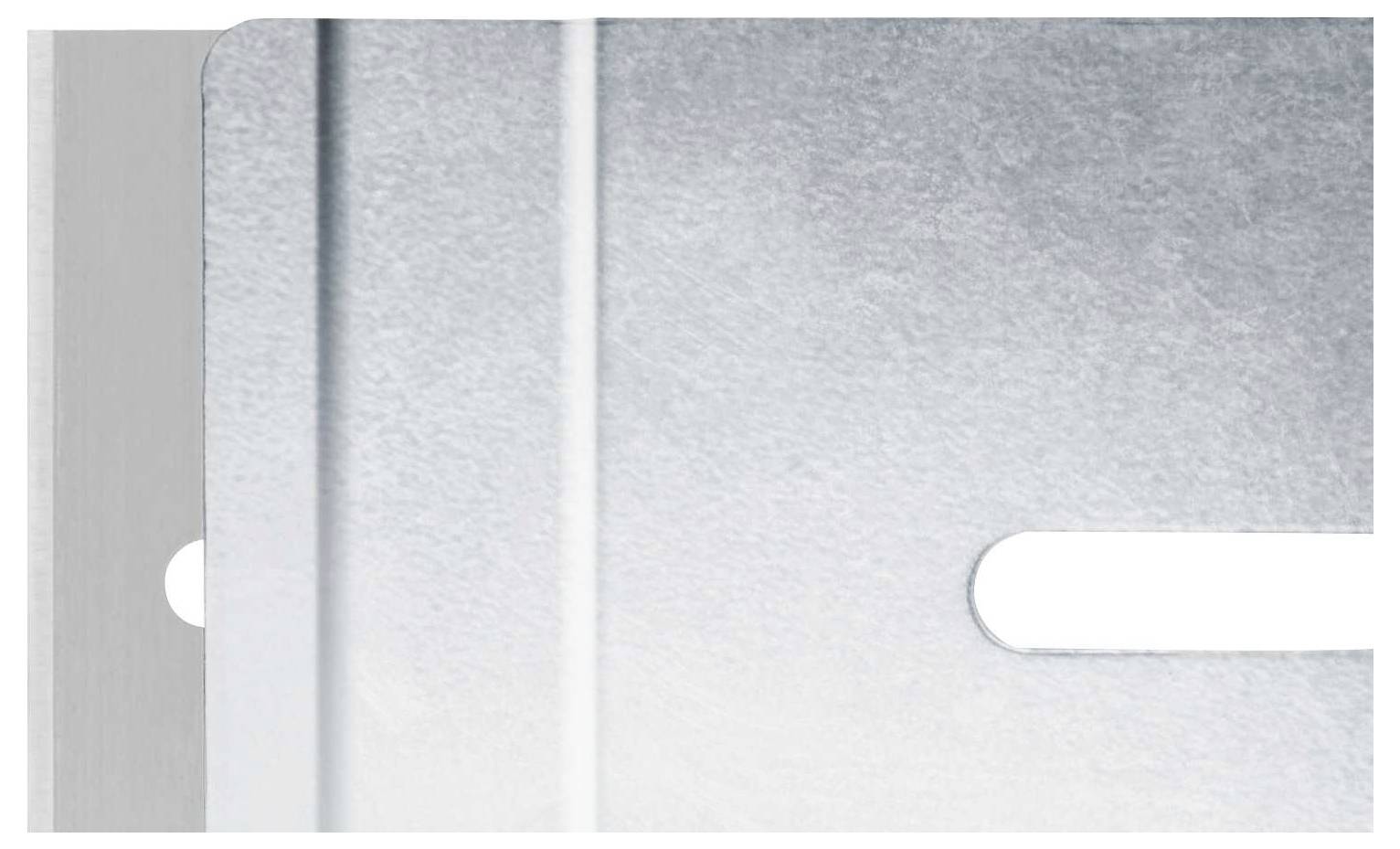 Metallische, graue Oberfläche mit Schlitzen und einer vertikalen Linie in der Mitte. Minimalistisches, industrielles Design.