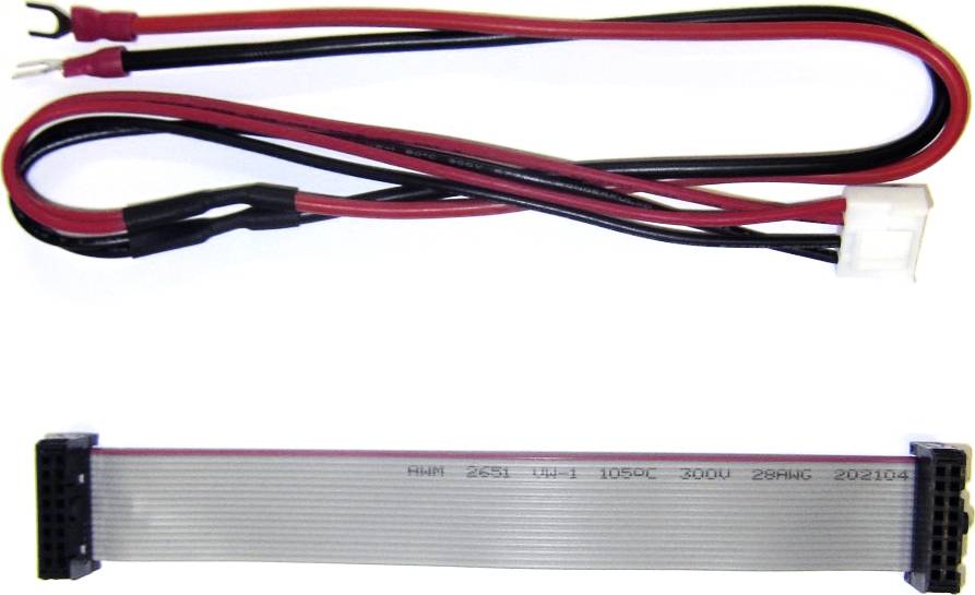 Flachbandkabel mit schwarzem und rotem Kabelverbinder neben einem grauen Flachkabel für elektronische Verbindungen.