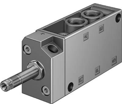 Ein rechteckiger pneumatischer Zylinder mit zwei Anschlüssen und mehreren Schraubenlöchern, geeignet für industrielle Anwendungen.