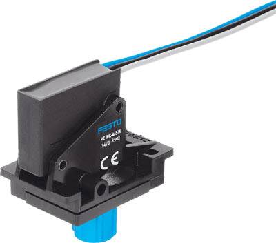 Ein schwarzer, rechteckiger elektrischer Sensor von Festo mit blauen und schwarzen Kabeln, der auf einer Basis montiert ist.