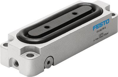 Ein metallischer pneumatischer Zylinder in rechteckiger Form mit dem Logo 'Festo' darauf, verwendet in industriellen Anwendungen.