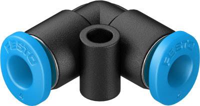 Ein schwarzes L-förmiges Steckverschraubungsteil mit zwei blauen Enden, die 'Festo' tragen. Es wird in pneumatischen Systemen verwendet.