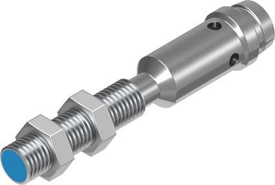 Metallischer Bolzen mit zwei Schraubmuttern, blauer Kopf vorne. Mechanische Komponente, möglicherweise für Verbindung oder Befestigung.