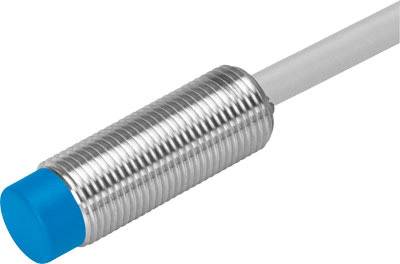 Zylindrischer Sensor mit blauem Kopf, Metallgehäuse und angeschlossenem Kabel, verwendet zur Objekterkennung in industriellen Anwendungen.