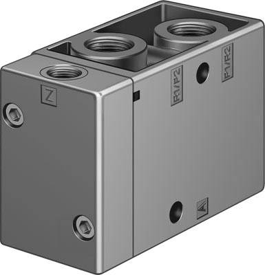 Ein rechteckiger Metallblock mit mehreren Schraubverbindungen und zwei hervorstehenden Zylindern, möglicherweise Teil einer technischen Apparatur.
