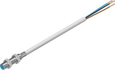 Ein zylindrischer Näherungssensor mit Kabelverbindung. Der Sensor hat ein metallisches Gehäuse und drei freiliegende Drähte (blau, braun, schwarz).