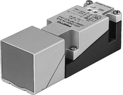 Metallisches Bauteil mit rechteckiger Form, abgewinkelt. Die Oberseite zeigt Schaltplan und technische Spezifikationen.