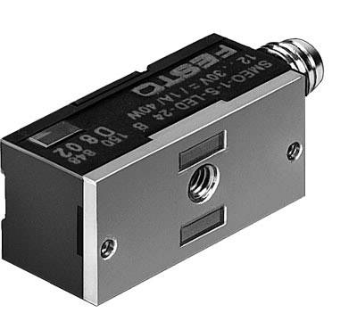 Ein rechteckiger Metallsensor mit Kabelanschluss, beschriftet mit 'Festo SME-10'. Verwendet zur Berührungsloserkennung in Automatisierungssystemen.