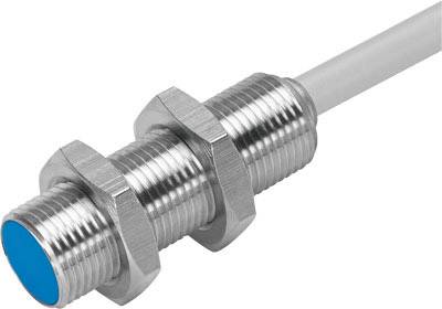 Zylindrischer Näherungssensor aus Metall mit blauer Front und Kabelanschluss. Used für Objekterkennung in industriellen Anwendungen.
