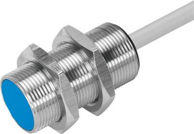 Zylindrischer Induktionssensor aus Metall mit blauer Spitze. Geeignet für industrielle Anwendungen zur berührungslosen Objekterkennung.
