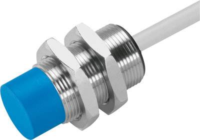 Zylindrischer Induktivsensor mit blauem Kopf und Metallgewinde, verbunden mit einem Kabel, für Objekterkennung in industriellen Anwendungen.