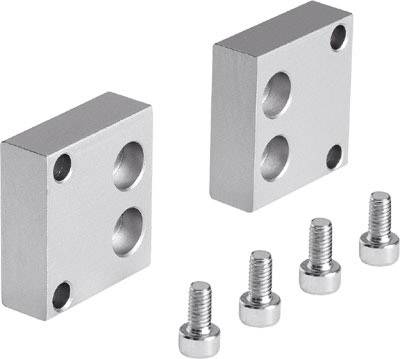 Zwei rechteckige Metallblöcke mit je zwei kreisförmigen Löchern, daneben vier passende Schrauben. Geeignet für technische Anwendungen.