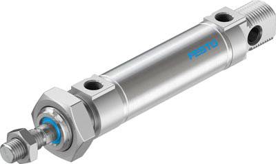 Ein silberner pneumatischer Zylinder mit blauer Aufschrift auf der Seite, verwendet in Automatisierungstechnik für lineare Bewegung.
