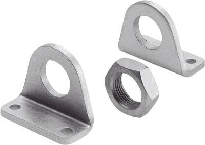 Drei silberne Metallteile: zwei Ösenplatten links und rechts mit Löchern und ein Sechskantmutter in der Mitte.