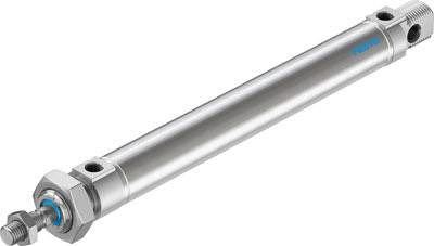 Ein metallener Pneumatikzylinder von Festo, zylindrische Form mit blauen Details, für Anwendungen in der Automatisierungstechnik.