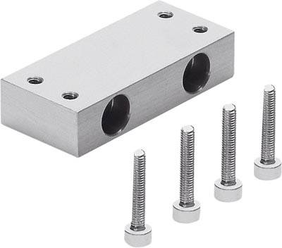 Metallblock mit zwei zylindrischen Löchern und vier separat liegenden Schrauben.
