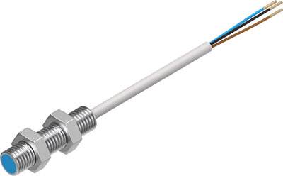 Zylindrischer Induktivsensor mit Metallgewinde und drei offenen Kabeln, geeignet für präzise Positionserkennung in Maschinen.