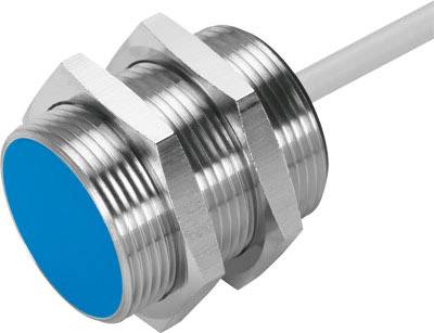 Ein zylindrischer, metallischer Näherungssensor mit blauer Fläche vorne. Verwendet für die berührungslose Objekterkennung.