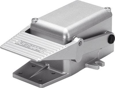 Ein silbernes Fußpedal mit rechteckigem Design und geriffelter Oberfläche. Es hat eine stabile Basis und ein Gelenk zur Trittbefestigung.