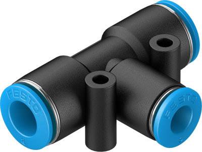 Ein T-Stück-Steckverbinder von Festo, schwarz mit blauen Enden, für Pneumatikschlauchverbindungen.