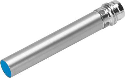 Ein silbernes, zylindrisches Metallrohr mit einer blau gefärbten offenen Endseite und einem dekorativen Verschluss am anderen Ende.
