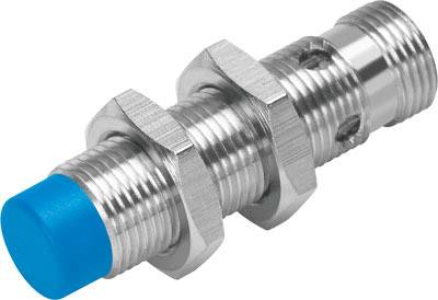 Ein zylindrischer Sensor mit einem blauen Endstück und zwei Muttern zur Befestigung an einer Metalloberfläche.