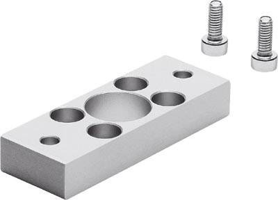 Metallplatte mit mehreren unterschiedlich großen Löchern. Zwei Schrauben sind daneben platziert.