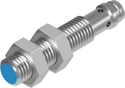 Metallischer Bolzen mit Schraubgewinde und zwei Sechskantmuttern, möglicherweise ein Teil für mechanische Anwendungen.
