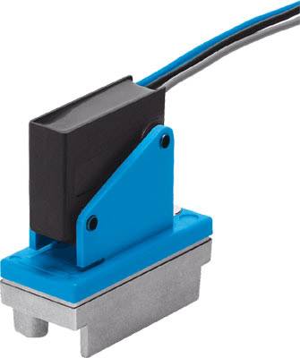 Ein blauer Näherungssensor mit schwarzen Kabeln. Der Sensor wird zur berührungslosen Erkennung von Objekten in industriellen Anwendungen verwendet.