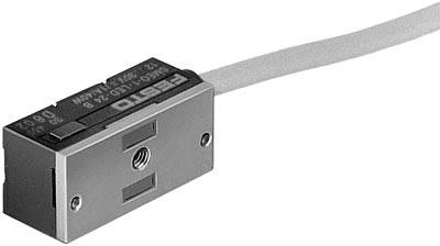 Rechteckiger Sensor mit Kabelanschluss, verwendet für Positionsabfragen in automatisierten Systemen.
