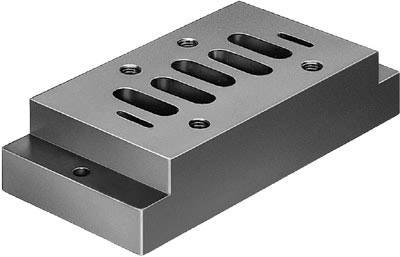 Metallblock mit mehreren Schlitzen und Schraubenlöchern, möglicherweise Teil eines mechanischen oder industriellen Systems.