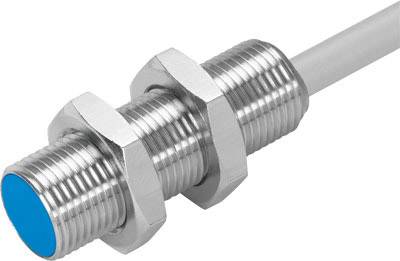 Zylindrischer Induktivsensor aus Metall mit blauem Ende und Gewinde, zur kontaktlosen Objekterkennung in industriellen Anwendungen.