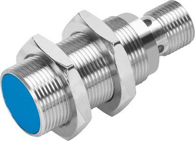 Ein zylindrischer Induktivsensor aus Metall mit blauer Frontfläche, typischerweise verwendet zur Positionserkennung in industriellen Anwendungen.